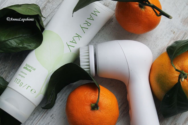 Щетка для глубокого очищения лица Skinvigorate и Очищающее средство Botanical Effects для нормальной и сухой/чувствительной кожи от Mary Kay