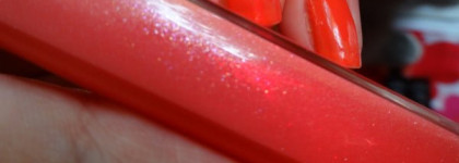 Мы-кораллы! Блески для губ. Розовый коралл Chanel Levres Scintillantes Brillant etxreme #166 "Amour" и Оранжевый коралл Chanel Levres Scintillantes Brillant Extreme #337 "Calypso"