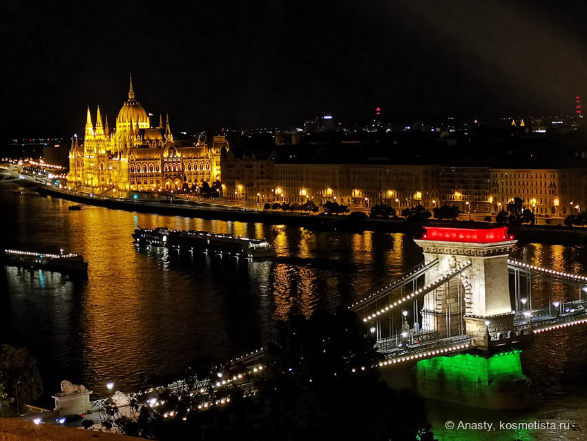 Вид на Парламент и Цепной мост, подсвеченный в цвета венгерского флага, Будапешт