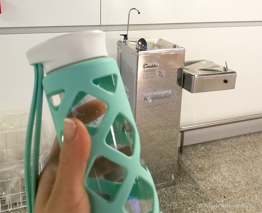 Наполнила бутылку водой из питьевого фонтана после прохождения Security check в аэропорту Шопена, Варшава