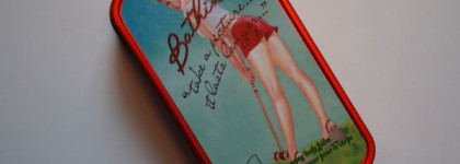 Мерцающий бальзам-блеск для  тела "Bathina" от Benefit