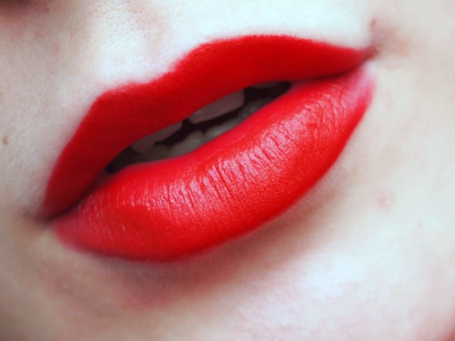 Еще красная. L'Oreal Color Riche Collection Exclusive Pure Reds в оттенке J Lo's Pure Red