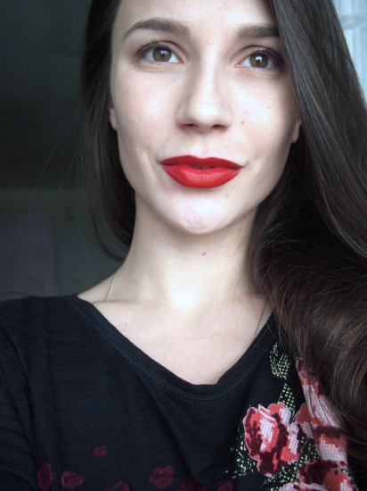 Еще красная. L'Oreal Color Riche Collection Exclusive Pure Reds в оттенке J Lo's Pure Red