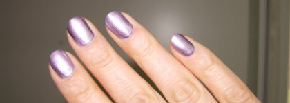 Сирень на улице и на моих пальцах