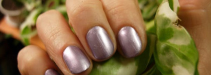 Сирень на улице и на моих пальцах