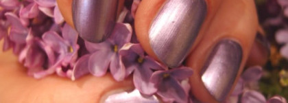 Сирень на улице и на моих пальцах