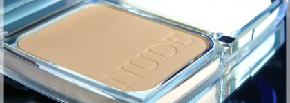 Dior Diorskin Nude Compact Natural Glow Radiant Powder Foundation SPF 10 PA+++ в оттенке 030