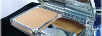 Dior Diorskin Nude Compact Natural Glow Radiant Powder Foundation SPF 10 PA+++ в оттенке 030
