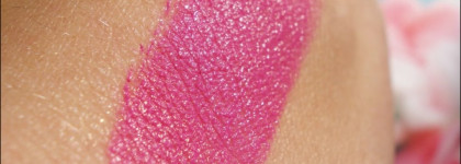 Не такая уж и матовая губная помада Avon Ultra Colour Matte Lipstick "Matte Fuchsia"