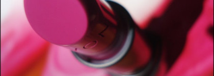 Не такая уж и матовая губная помада Avon Ultra Colour Matte Lipstick "Matte Fuchsia"