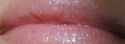 Золотые россыпи на губах с блеском для губ Yves Saint Laurent Golden Gloss #10