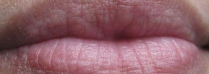 Я опять искала яркую помаду (ой, самой смешно от этих слов) - Chanel Rouge Coco оттенок 05 — «Mademoiselle»