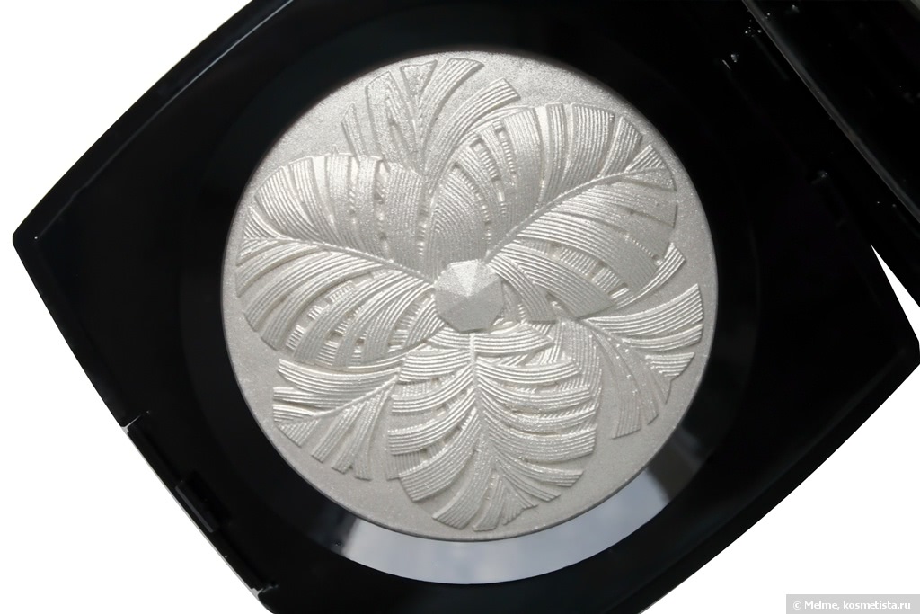 Chanel Camelia de Plumes Highlighting Powder Review, Photos, Swatches