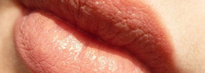 Essence Lipstick в оттенках 54 Honey Bee, 50 Creamy Nude