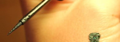 Крепкий изумрудный орешек - подводка Kiko Super Color № 104