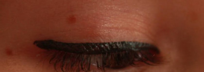 Крепкий изумрудный орешек - подводка Kiko Super Color № 104