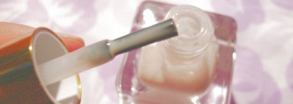 Нежный молочный оттенок Estee Lauder Pure Color C2 Porcelain