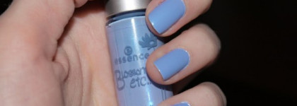 Ногти цвета незабудки или Essence Blossoms etc. nail polish, 05 Forget me not