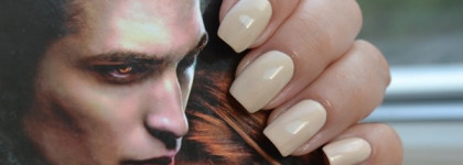 OPI - My Vampire Is Buff E82