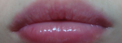 2  цветочка на моих губах - Lancome Fever Gloss Sensual Vibrant Lipshine №142- Red Red Rose и №336- Furious In Fushia