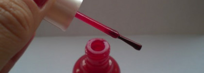 Бюджетный и яркий вариант с лаком Essence Back to the 50's