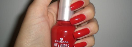 Бюджетный и яркий вариант с лаком Essence Back to the 50's