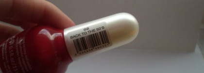 Бюджетный и яркий вариант с лаком Essence Back to the 50's