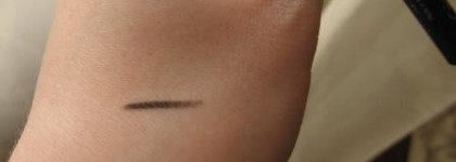 Как мне рисует стрелки Oriflame Карандаш-подводка для глаз Тонкая линия Чёрный тон