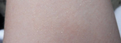 Сверкающее рождество с Essence Merry berry LE – Scented gold dust powder