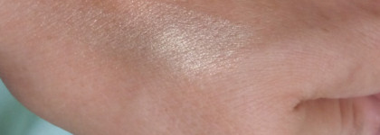 Волшебный рыбий хвост - Glow like a mermaid highlighter Essence