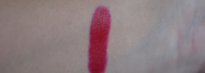 Ещё одна красная: Essence Longlasting Lipstick #03 Dare to wear