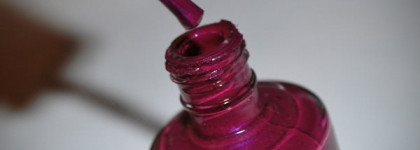 Ягодный лак от OPI NL B73 Overexposed in South Beach