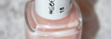 Пастельный маникюр с лаками Essie № 15 и Mavala Mava-White