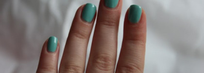 Морская лазурь и молочный шоколад на ногтях - два лака от Essence