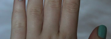 Морская лазурь и молочный шоколад на ногтях - два лака от Essence