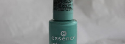 Морская лазурь и молочный шоколад на ногтях - два лака от Essence