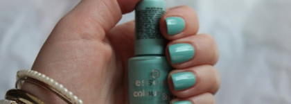 Морская лазурь и молочный шоколад на ногтях - два лака от Essence