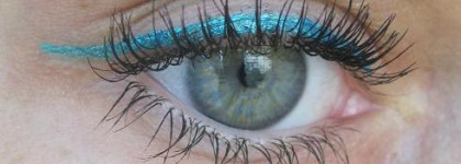 Две бюджетные подводки для глаз.Rimmel Glam'Eyes Professional Liquid Liners №003 и Essence into the ocean eyeliner №02