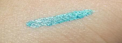 Две бюджетные подводки для глаз.Rimmel Glam'Eyes Professional Liquid Liners №003 и Essence into the ocean eyeliner №02