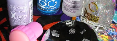 Лютики-цветочки цветут на ноготочках