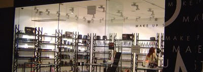 Косметика  Make Up Store (добавила свотчи теней на руке при разном освещении)