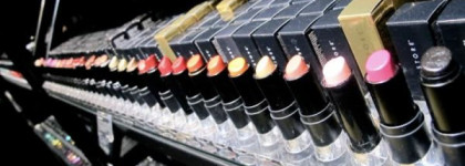 Косметика  Make Up Store (добавила свотчи теней на руке при разном освещении)