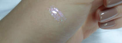 Поддалась соблазну блеска Guerlain KissKiss Lipgloss  #800 (добавила свотчи на солнышке)