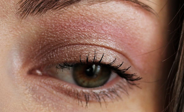 Тени-трио для век с шелковистой текстурой и эффектом сияния Shiseido Luminizing Satin Eye Color Trio RD711 Pink Sands (+ сравнение с Avon True Colour 'Pink Sands' Розовый Песок)