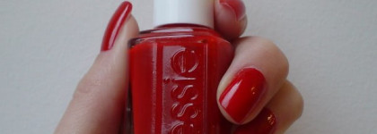 Прекрасный красный Essie Aperitif 59