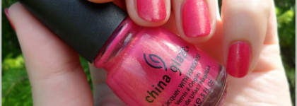 Сочная ягодка в моей коллекции - лак China Glaze 80224 "Strawberry fields"