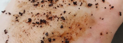 Средства в чёрном - масло-эликсир для волос и кокосовый скраб для тела от Riche