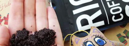 Средства в чёрном - масло-эликсир для волос и кокосовый скраб для тела от Riche