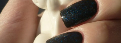 Идея для праздничного маникюра с лаком Ciate mini Glass Slipper