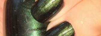Что скрывается в темноте? China Glaze  Gussied up green и Wagon trail